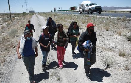 Los migrantes cruzan el peligro del desierto por la mayor vigilancia en el norte de México