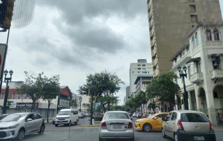En la avenida 9 de Octubre y Esmeraldas, los semáforos estaban apagados.