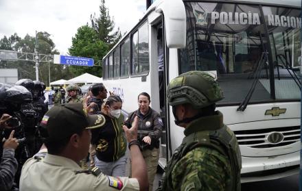 Los presos extranjeros fueron entregados a las autoridades de Colombia en el puente de Rumichaca, en la frontera norte.