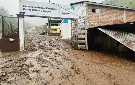 Familias desaparecidas, viviendas afectadas y carretera principal totalmente cerrada: un aluvión en el cantón Alausí, Chimborazo.