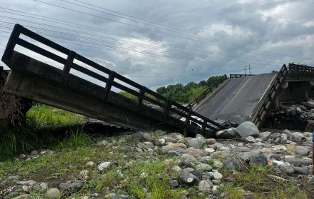 Cuatro personas resultaron heridas producto del colapso de un puente en el cantón La Troncal, en Cañar.