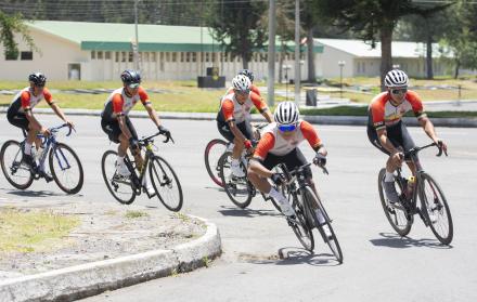 Ciclistas-militares-TeamEjercitoEcuatoriano-mundial-máster