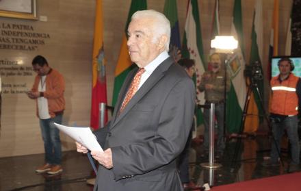 El exministro Santos Alvite llegó a la Asamblea, antes de instalarse la sesión que tratará el juicio político en su contra por la crisis de energía.