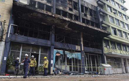Al menos 10 muertos por un incendio en una pensión en la ciudad brasileña de Porto Alegre