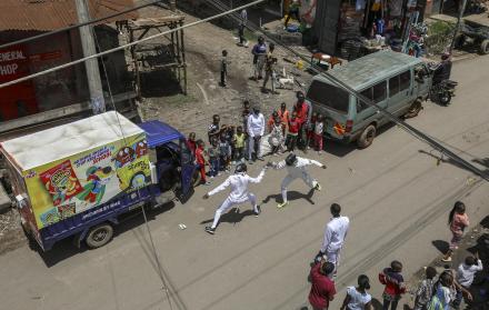 De la delincuencia a las espadas de esgrima en un barrio marginal de Nairobi
