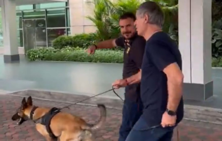 La llegada de Ariel Holan a Guayaquil con su mascota Pocho.