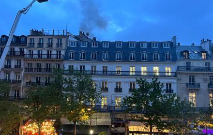Tres muertos en el incendio de un inmueble en el centro de París, dos bomberos heridos