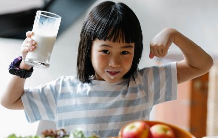 Niña se muestra feliz mientras desayuna