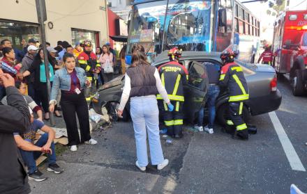 El bus chocó contra el costado derecho del auto, cuando circulaba por la calle Juan León Mera, norte de Quito