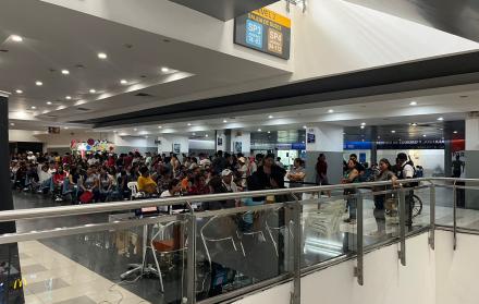 Largas filas en el Terminal Terrestre.