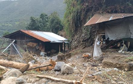 Una vivienda colapso y otra está en riesgo en la zona de Zorrocucho tras el desbordamiento de la quebrada.
