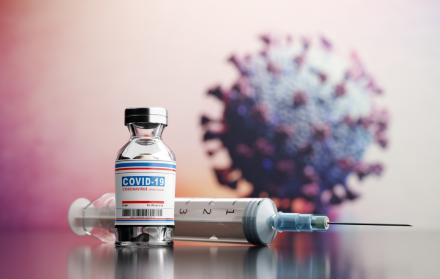 AstraZeneca retirará del mercado de la UE su vacuna contra el Covid-19 por un excedente del fármaco.