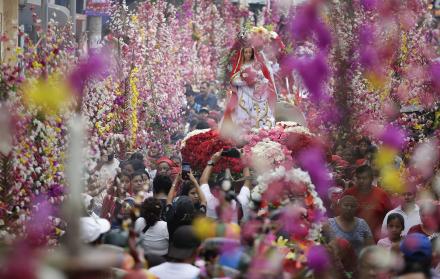 Feligreses salvadoreños reciben época lluviosa con ofrendas de palmas y flores