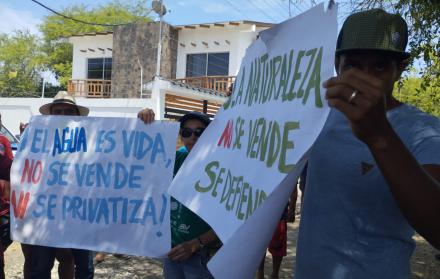 Habitantes de la comuna Olón rechazaron la tal de árboles y la construcción de una edificación en el lugar.