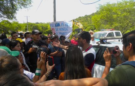 Protesta. Los moradores y turistas se oponen a la intervención inmobiliaria privada en el estero Oloncillo.