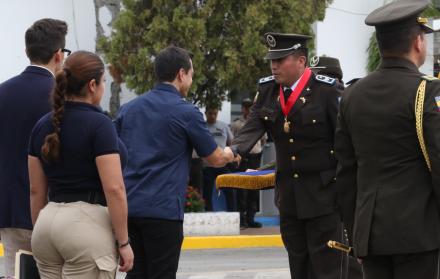 Daniel Noboa condecora a Policías.