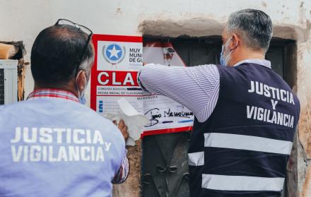 Autoridades municipales clausuraron dos establecimientos que operaban como clínicas de rehabilitación.