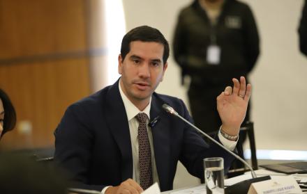 El ministro de Energía encargado, Roberto Luque, comparece ante la Comisión de Fiscalización.