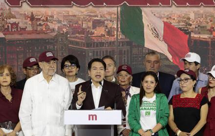 El dirigente del Movimiento de Regeneración Nacional (Morena), Mario Delgado, habla durante una rueda de prensa este domingo en Ciudad de México