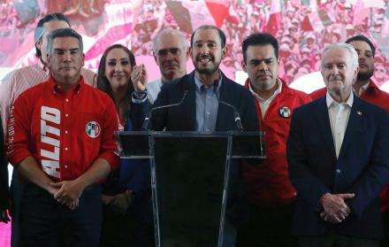 El líder nacional del Partido Acción Nacional (PAN), Marco Cortes (c), habla durante una rueda de prensa este domingo en Ciudad de México (México).