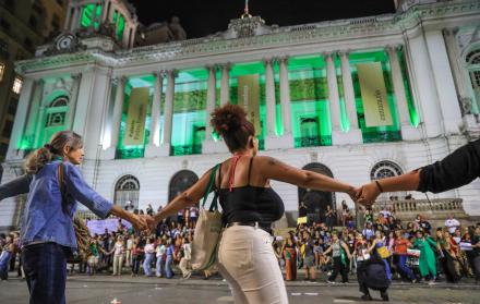 Las mujeres brasileñas protestan contra un proyecto que equipara el aborto a un homicidio