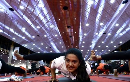 Miles de personas baten 5 récords Guinness en la India durante Día Internacional del Yoga
