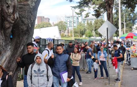 Más de 100 ciudadanos venezolanos formaron una larga fila para recibir su pasaporte, en la sede de la Casa de la Cultura, en Quito.