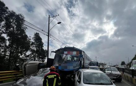 El bus quedó detenido en medio de los autos, tras el choque múltiple en la autopista Rumiñahui, en sentido valle- Quito.