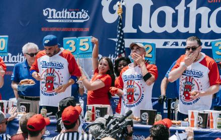 Salchicha vegana opaca concurso de hot dogs en EEUU donde ganador 'solo' comió 58 perritos