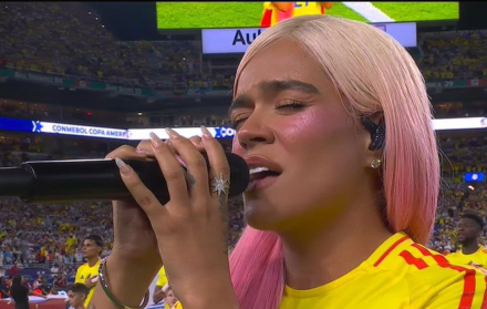 Karol g cantando el Himno Nacional.