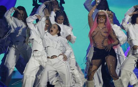 La cantante y compositora colombiana Karol G durante su actuación hoy sábado en el estadio Santiago Bernabéu, en Madrid.