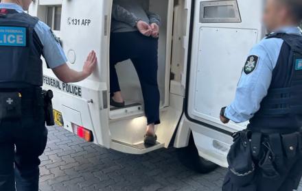 Australia e Indonesia desmantelan red de prostitución por tráfico de mujeres y niñas