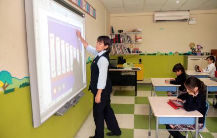 PROFESORAS EXPLICANDO (3417824)