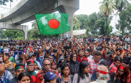 Al menos dos muertos en nuevos enfrentamientos entre los estudiantes y la policía en Bangladesh