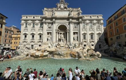 Ver de cerca la Fontana de Trevi y cumplir con la tradición de lanzar una moneda va a costar 2 euros.