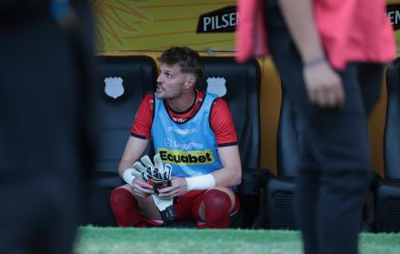 Javier Burrai, arquero de Barcelona fue al banco de suplentes..