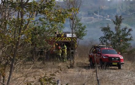 Personal del Cuerpo de Bomberos de Guayaquil en el sector Casas Viejas.