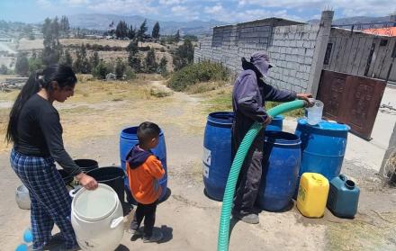 La entrega del agua por tanqueros continuará en el cantón.