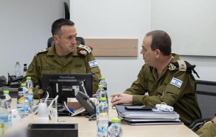 El Jefe del Estado Mayor de las Fuerzas de Defensa de Israel Herzi Halevi (i) evalúa la situación en Israel tras el ataque de Irán con misiles y el atentado en el que dos terroristas la emprendieron a tiros con la gente que estaba esperando el tren ligero