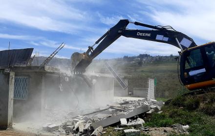 derrocan construcción ilegal en Calderón
