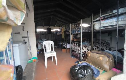 Los pacientes con adicciones estaban encerrados en habitaciones donde había hasta seis camas literas, y en condiciones de insalubridad.
