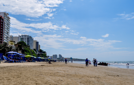 Balnearios de la Costa ecuatoriana reciben a miles de turistas durante este feriado nacional, que se vive con apagones.