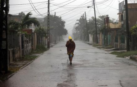 Mundo, Cuba, Paso de huracán Rafael deja derrumbes