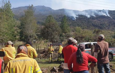 Panorámica de incendio forestal en Azuay