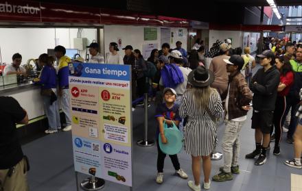 En las boleterías de las paradas del Metro suele haber una sola persona para atender a decenas de pasajeros. Se generan largas filas.