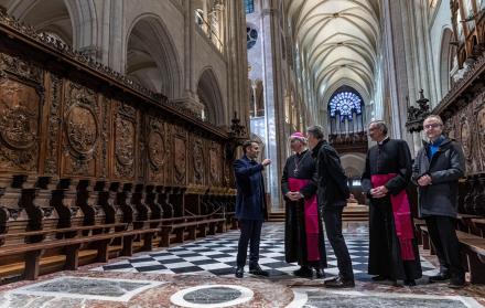Mundo, Francia, El cartel de la anhelada apertura de Notre Dame