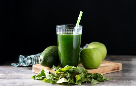 Beneficios del jugo de espinaca y manzana en el desayuno: receta y propiedades