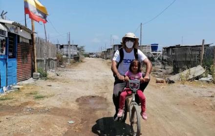 Jóvenes construyen viviendas