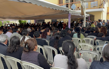 Cientos de personas acudieron al velorio de Raul Ilaquiche en Salcedo.