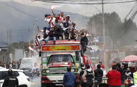 Ambiente previo en las afueras del estadio Banco de Guayaquil.